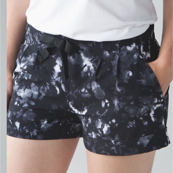 LULULEMON SPRING BREAK AWAY 3” SHORT WHITE & BLACK SIZE 6 WAIST 13.5” EUC - Picture 1 of 8